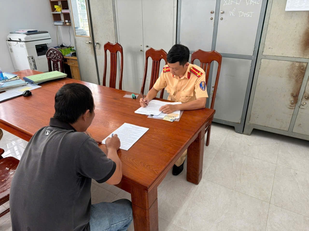 Phòng Cảnh sát giao thông Công an tỉnh Khánh Hòa xử lý vi phạm vượt rào chắn qua đường ngang