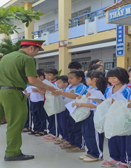 Tuyên truyền an toàn giao thông cho học sinh Trường tiểu học Đô Vinh 1