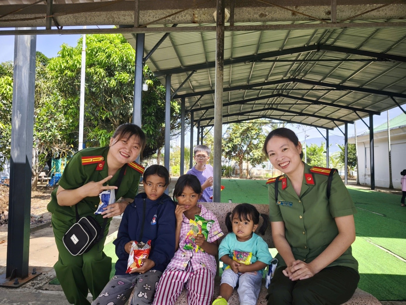 Ấm áp nghĩa tình - thăm hỏi, tặng quà tại trung tâm bảo trợ xã hội và công tác xã hội, xã Đông Khánh Sơn