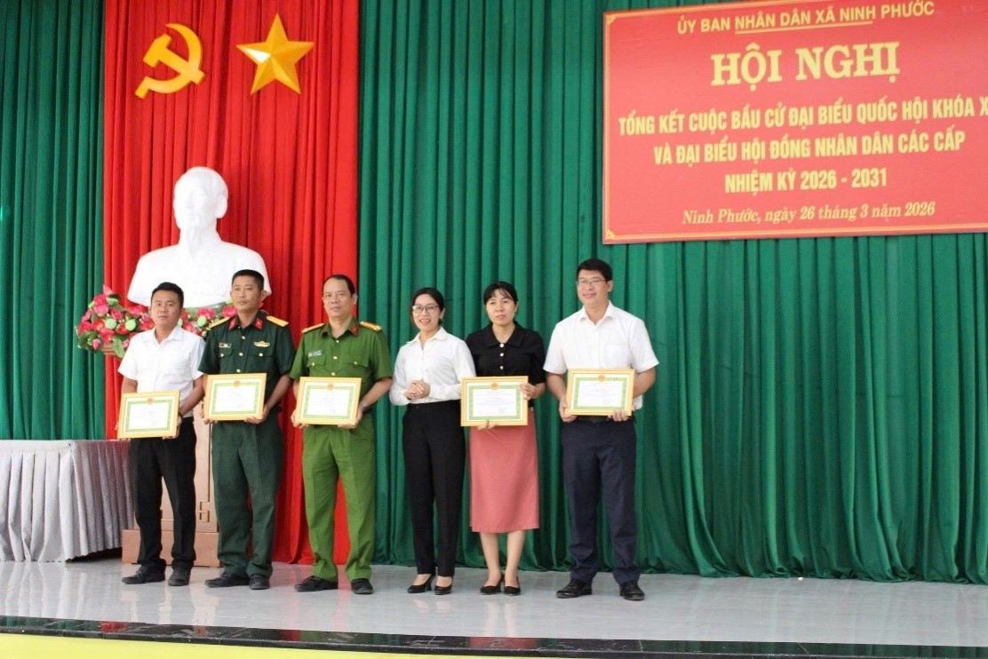 Công an xã Ninh Phước được khen thưởng trong phong trào thi đua bảo đảm ANTT phục vụ bầu cử