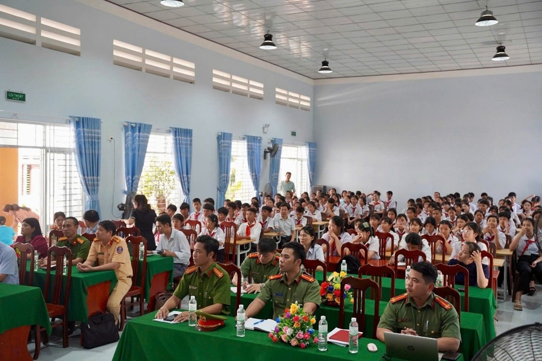 Tư vấn tuyển sinh các Trường Công an nhân dân cho học sinh Trường Phổ thông Dân tộc Nội trú THCS huyện Khánh Vĩnh