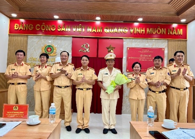 Công bố các quyết định của Giám đốc Công an tỉnh về công tác cán bộ.