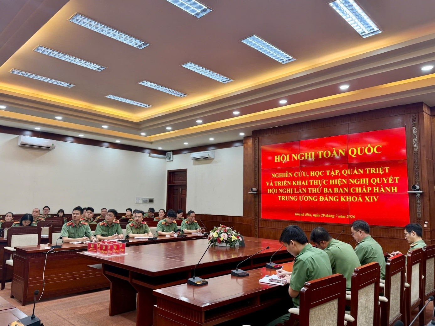 Đảng ủy Phòng Tham mưu tổ chức cho cán bộ, đảng viên tham dự Hội nghị toàn quốc quán triệt Nghị quyết Trung ương khóa XIV
