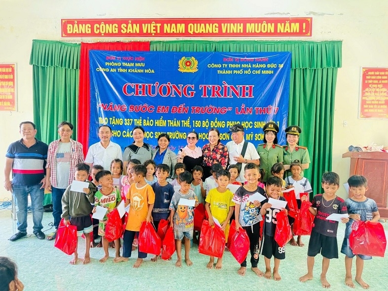 Hội Phụ nữ Phòng Tham mưu Công an tỉnh Khánh Hòa hỗ trợ học sinh có hoàn cảnh khó khăn trước thềm năm học mới
