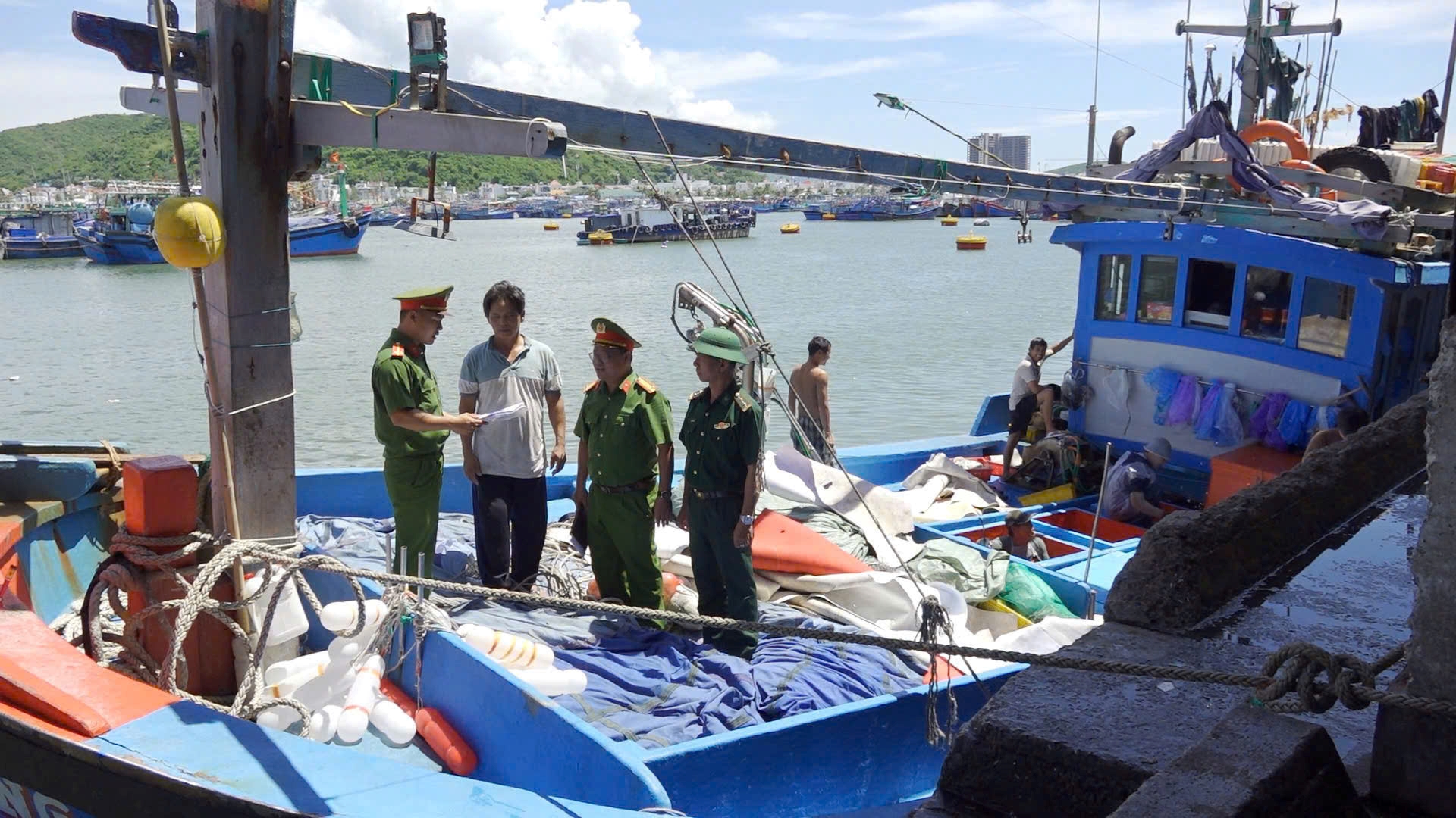 Công an phường Nam Nha Trang: Rà soát, thống kê trên 90% số liệu về tàu, thuyền cập nhật thông tin làm sạch dữ liệu định danh tàu cá