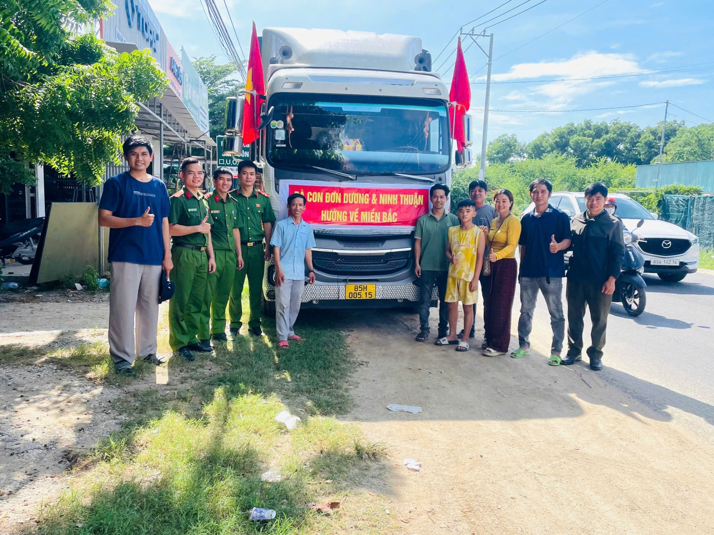 Công an phường Ninh Chử cùng mạnh thường quân chung tay hướng về miền bắc thân yêu
