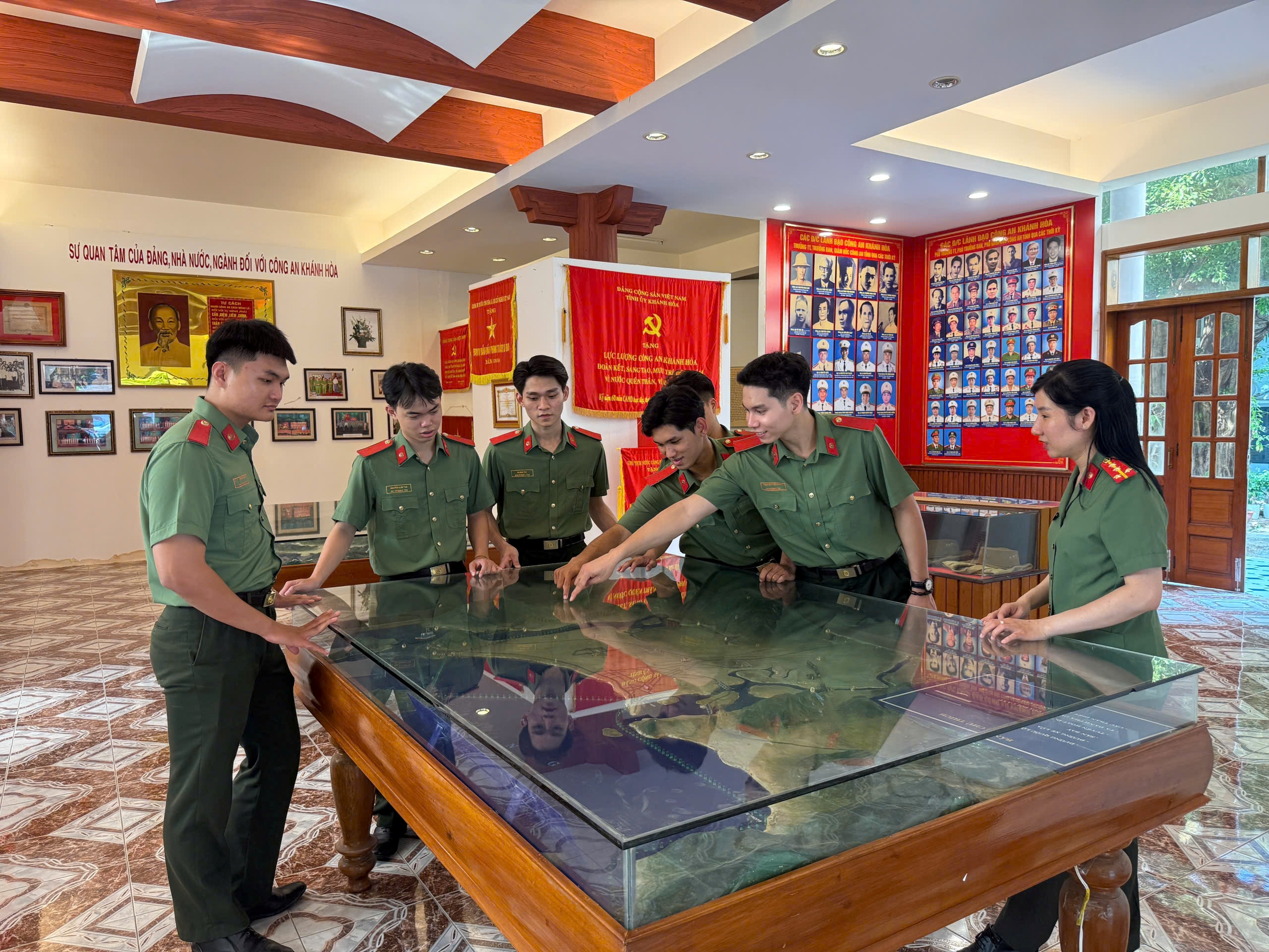 Chi đoàn Phòng An ninh đối ngoại tổ chức sinh hoạt chính trị cho các đoàn viên Chi đoàn