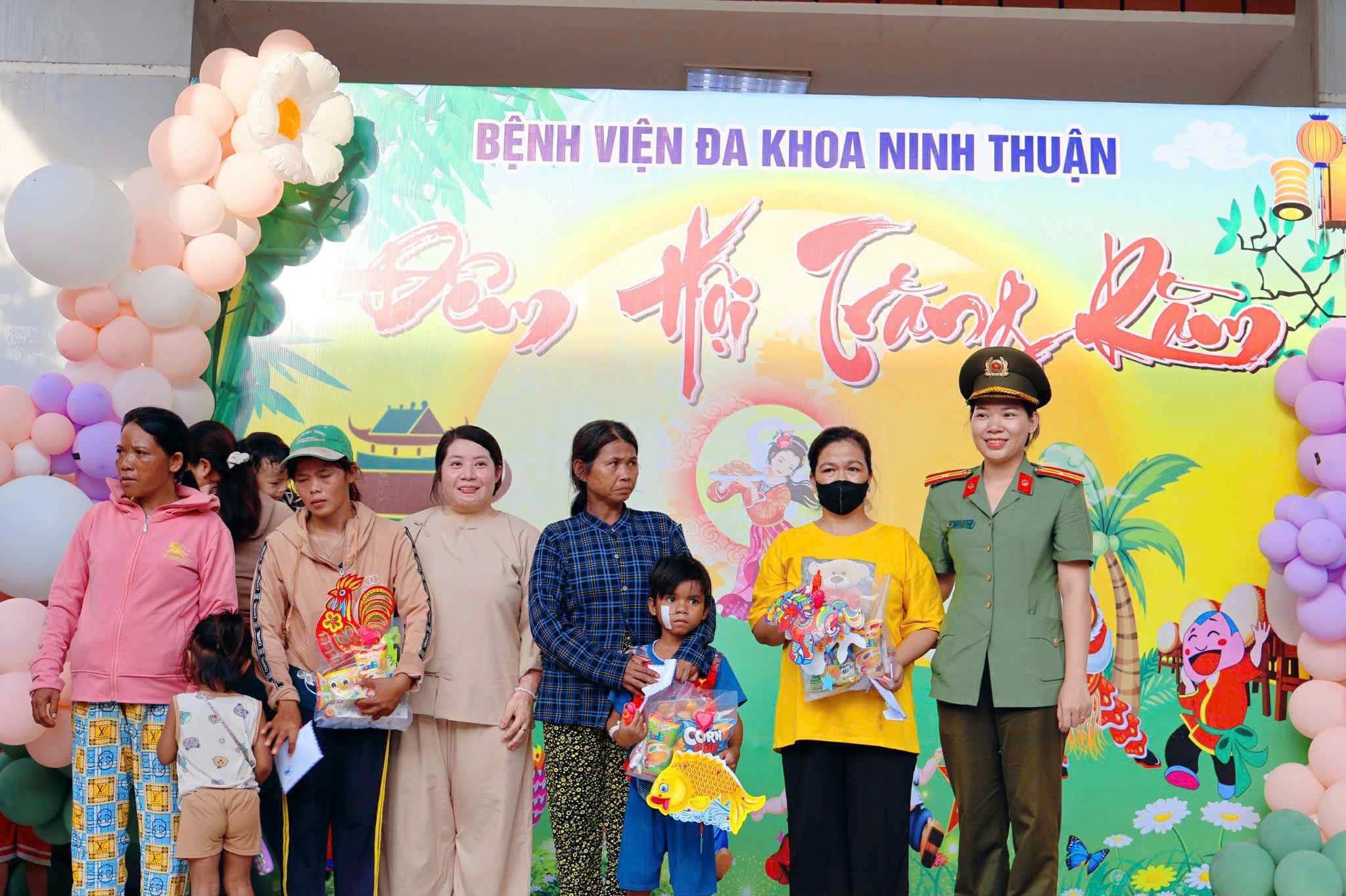 Phòng An ninh điều tra – Công an tỉnh Khánh Hòa phối hợp tổ chức Trung thu, tặng quà cho các cháu đang điều trị tại bệnh viện đa khoa Ninh Thuận