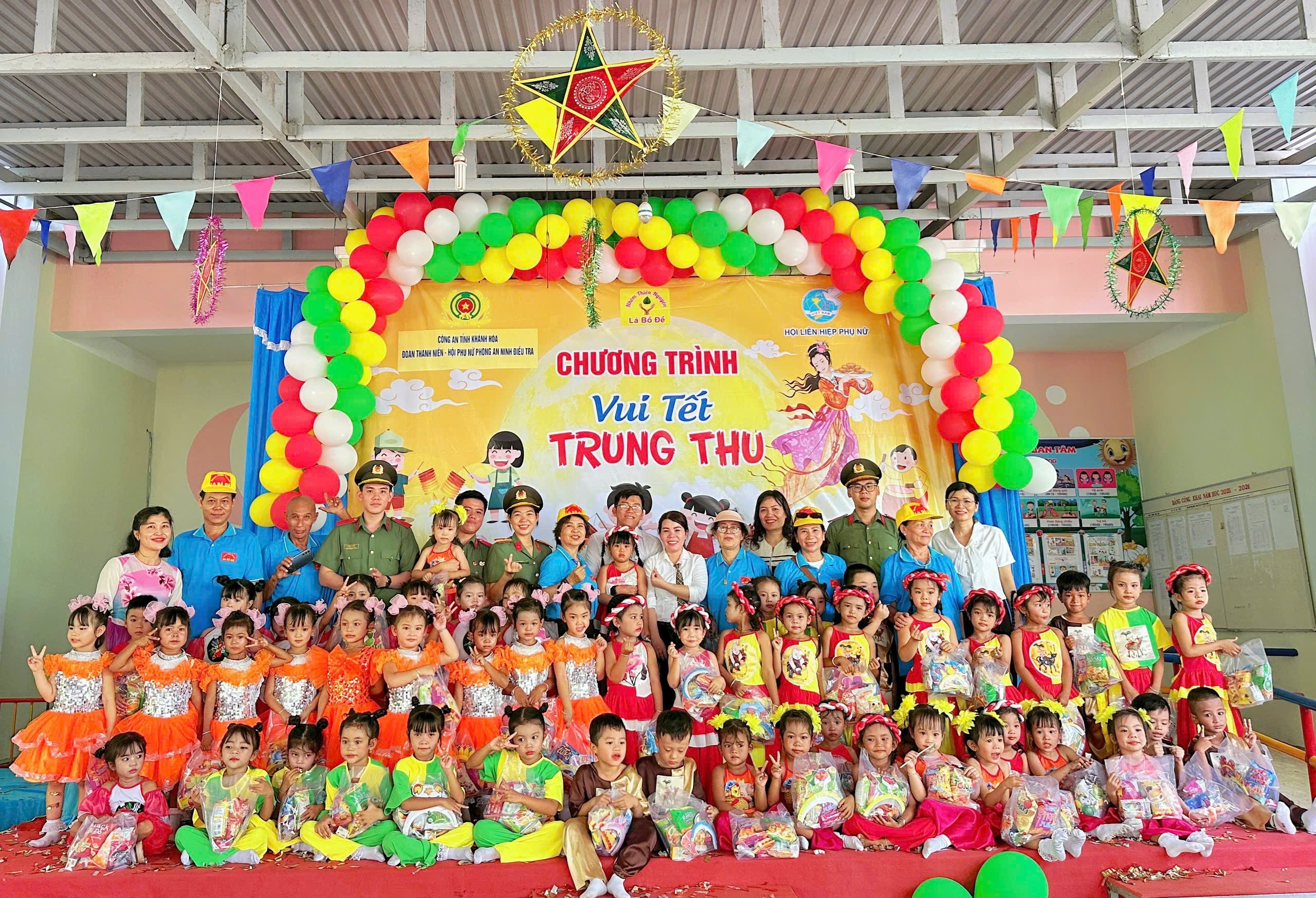 Phòng An ninh điều tra tổ chức Trung thu, tặng quà cho các cháu tại Trường mầm non Lợi Hải