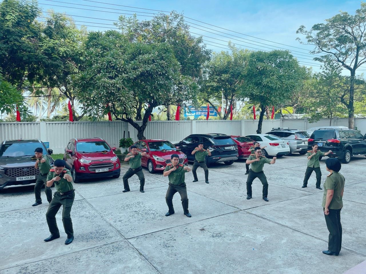 Phòng An ninh điều tra - Công an tỉnh tổ chức tập huấn Điều lệnh, quân sự, võ thuật năm 2025 cho cán bộ chiến sỹ