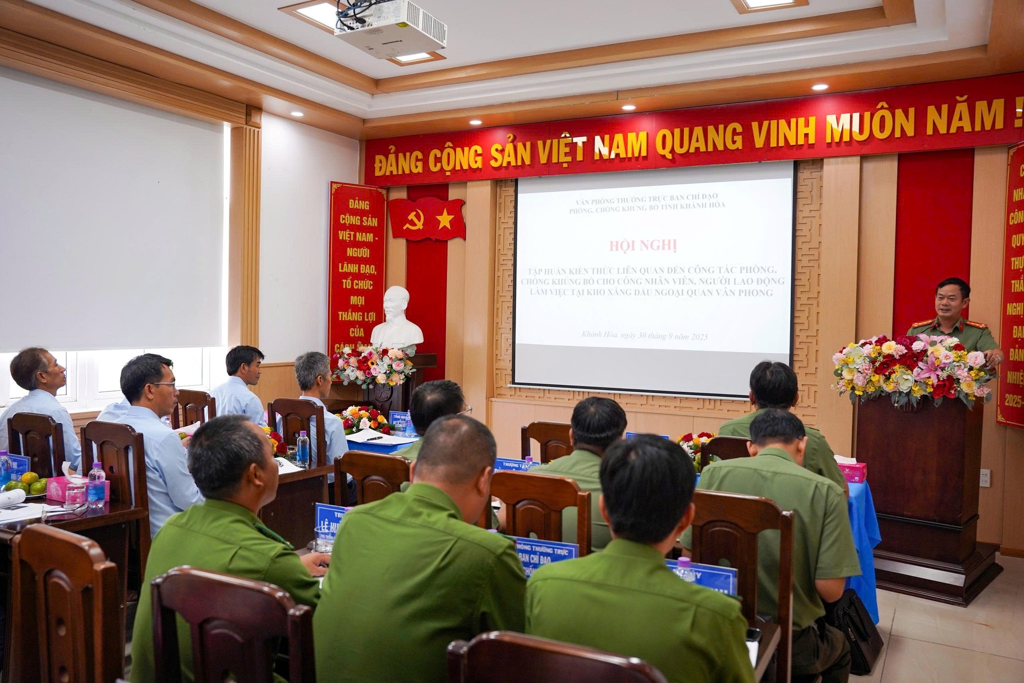 Tập huấn kiến thức về công tác phòng chống khủng bố và diễn tập vận hành cơ chế phương án phòng, chống khủng bố tại Kho xăng dầu ngoại quan Vân Phong