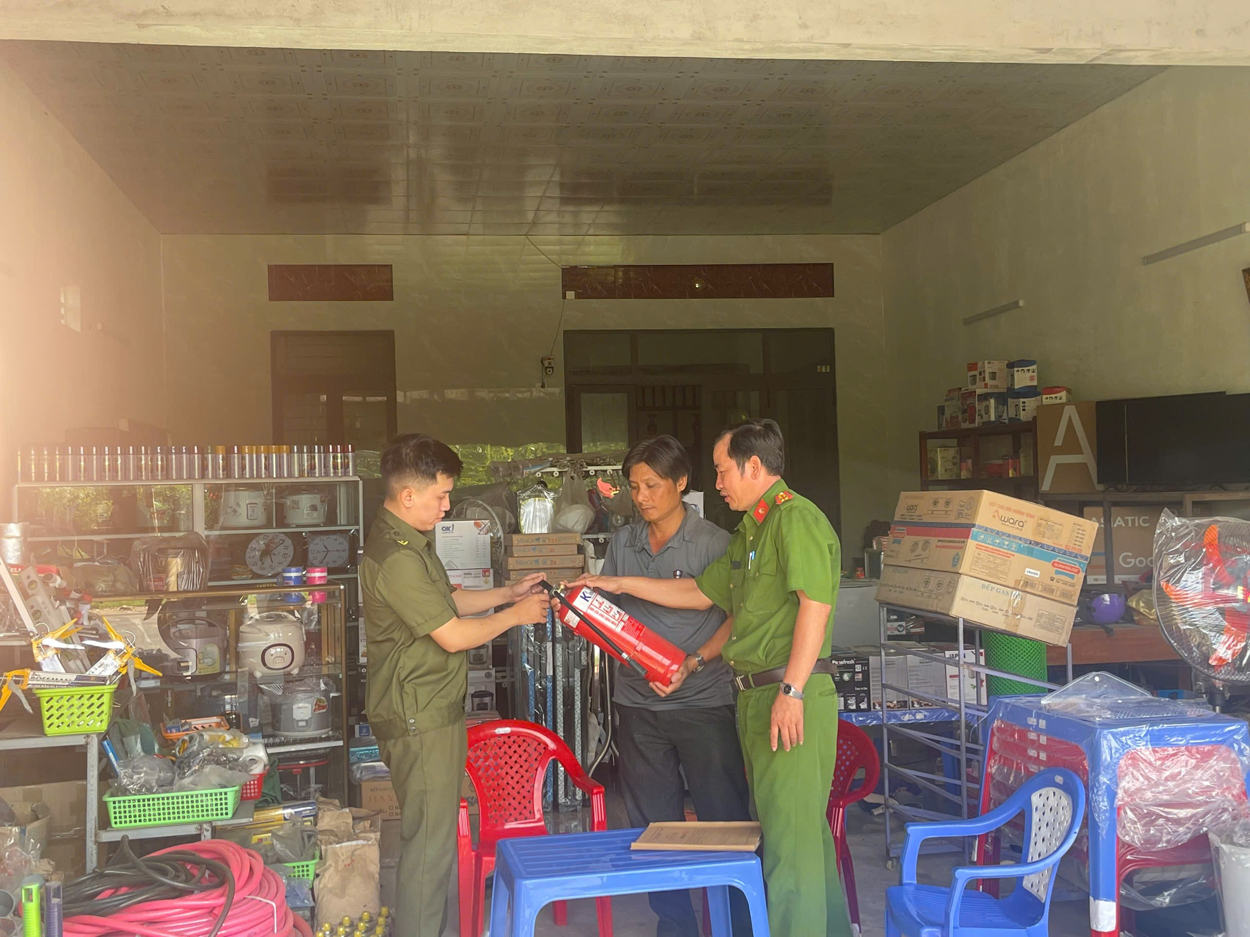 Công an xã Bác Ái: Tích cực kiểm tra, hướng dẫn công tác phòng cháy, chữa cháy tại các hộ gia đình kết hợp sản xuất, kinh doanh