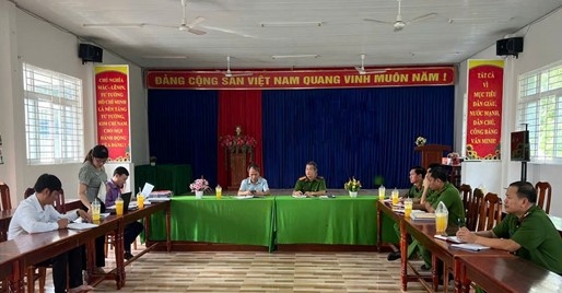 Đoàn công tác của Đảng ủy xã Bác Ái  làm việc với chi bộ công an xã