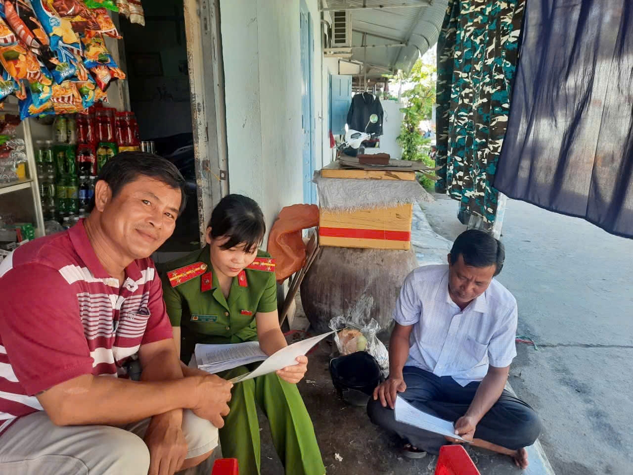 Công an phường Đông Hải: Hoàn thành 100% công tác rà soát, cập nhật thông tin chủ tàu, thuyền viên trên hệ thống dữ liệu dân cư phục vụ định danh tàu cá.