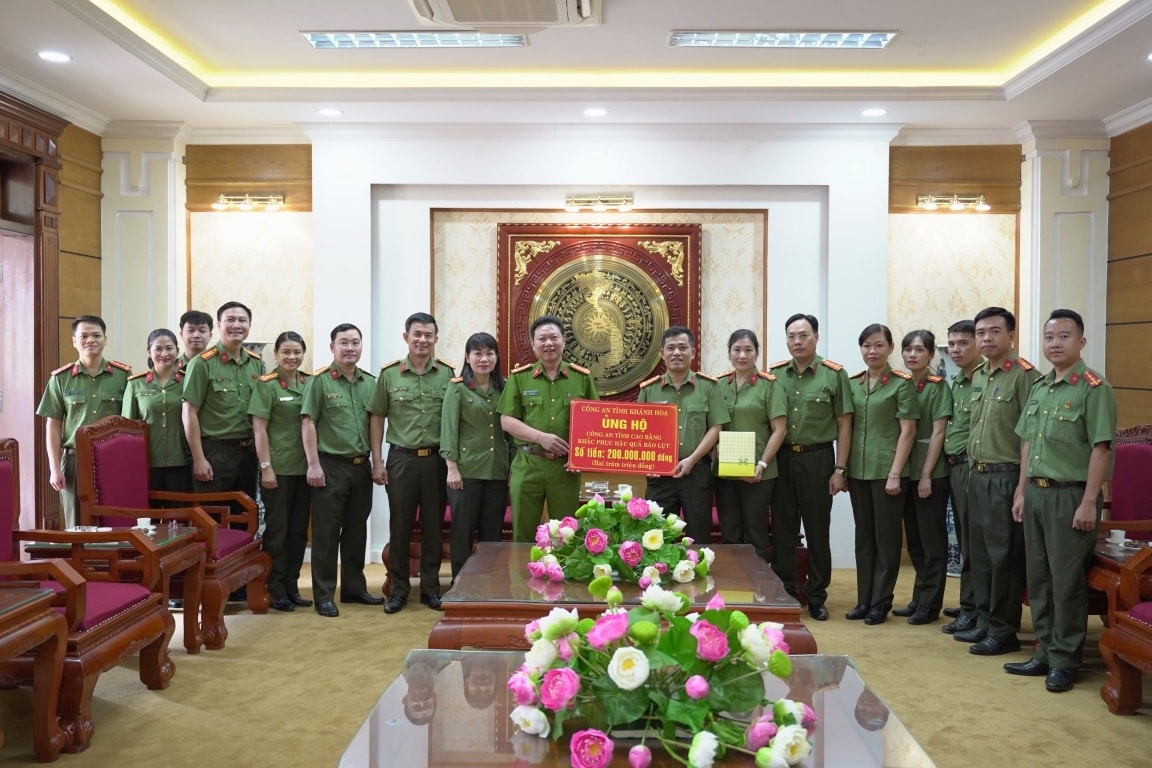 Công an tỉnh Khánh Hòa tặng quà hỗ trợ công an tỉnh Cao Bằng khắc phục hậu quả bão số 10 và số 11