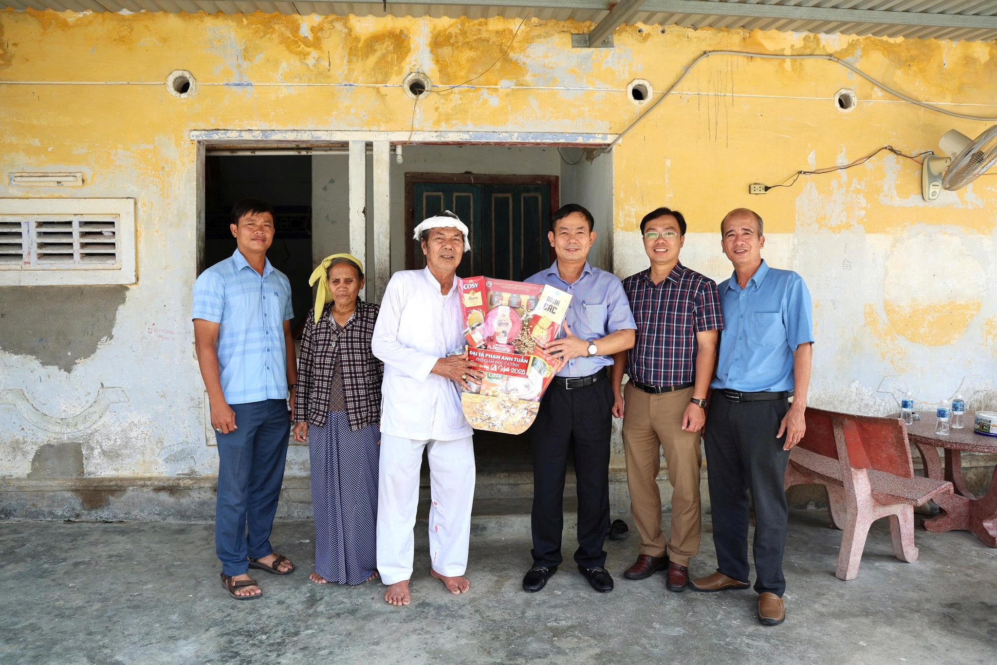 Lãnh đạo Công an tỉnh thăm tặng quà các chức sắc tiêu biểu nhân dịp Lễ hội Katê năm 2025