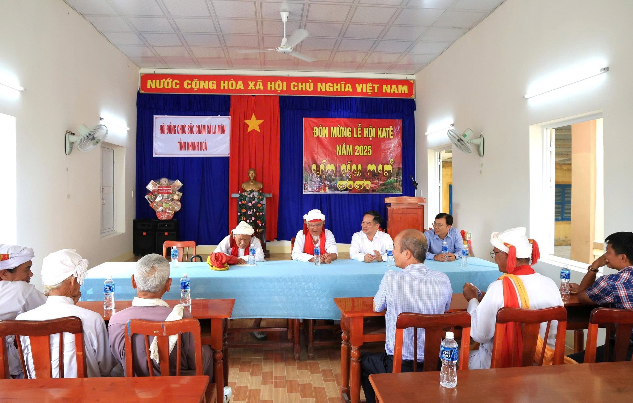 Giám đốc Công an tỉnh Khánh Hoà thăm, chúc mừng đồng bào Chăm nhân dịp Lễ hội Katê năm 2025