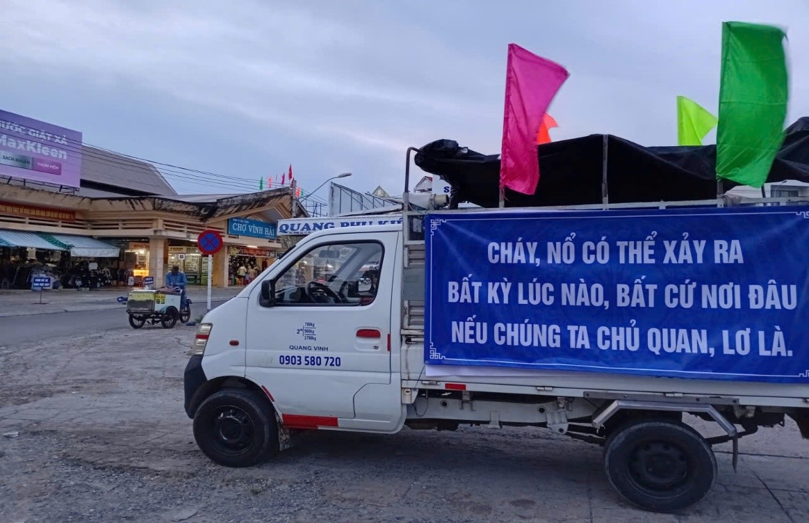 Công an phường Bắc Nha Trang tổ chức tuyên truyền công tác phòng cháy, chữa cháy và cứu nạn, cứu hộ bằng loa phát thanh trên phương tiện giao thông