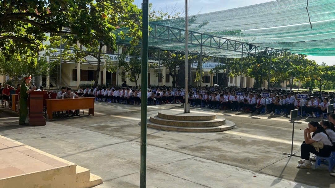 Công an phường Bắc Nha Trang tổ chức tuyên truyền phổ biến pháp luật về trật tự an toàn giao thông những tháng cuối năm 2025 tại trường thcs Nguyễn Viết Xuân