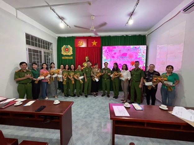 Ấm áp buổi gặp mặt nhân ngày Phụ nữ Việt Nam