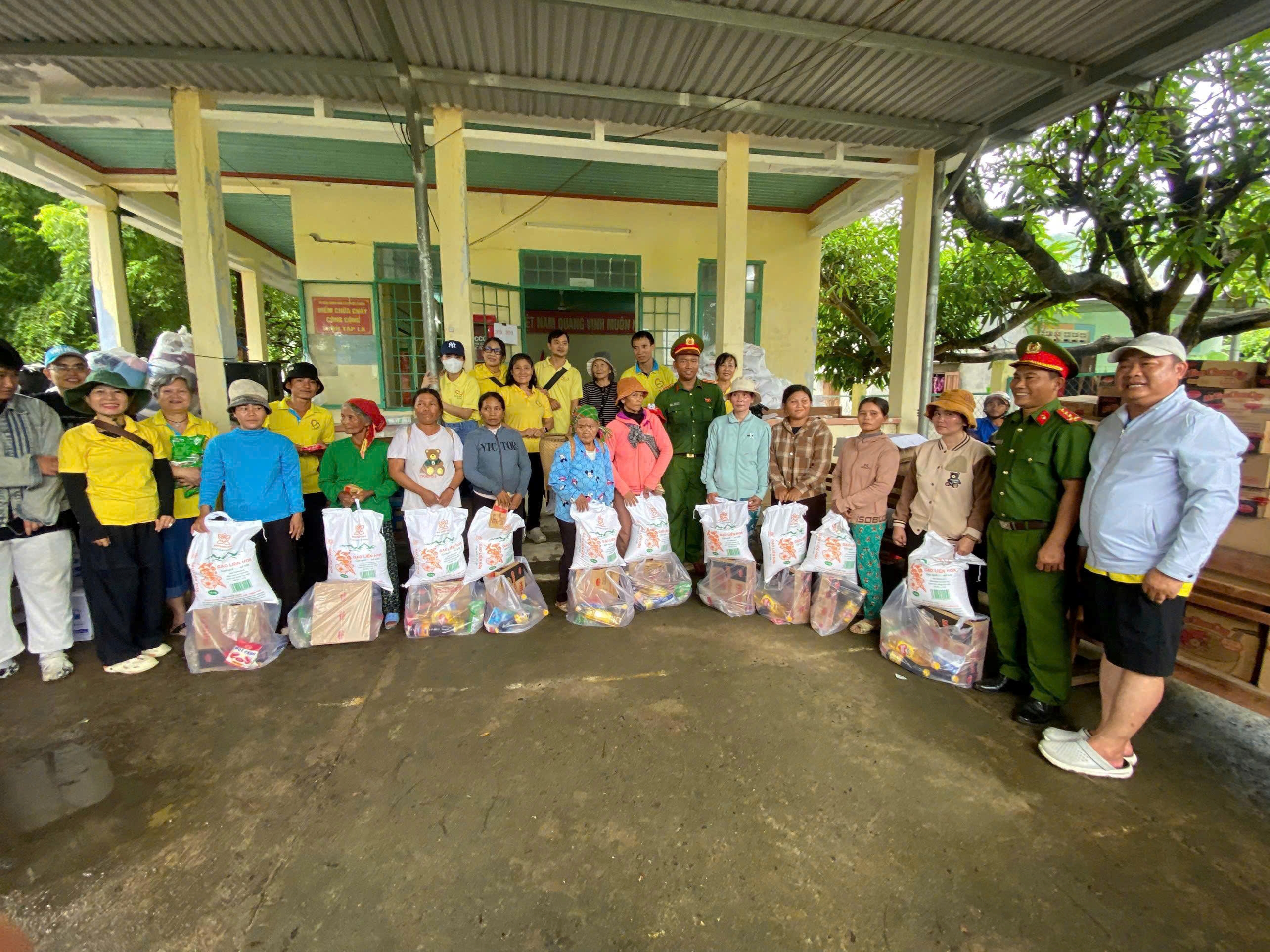 Công an xã Công Hải phối hợp trao tặng 200 phần quà cho người dân có hoàn cảnh khó khăn