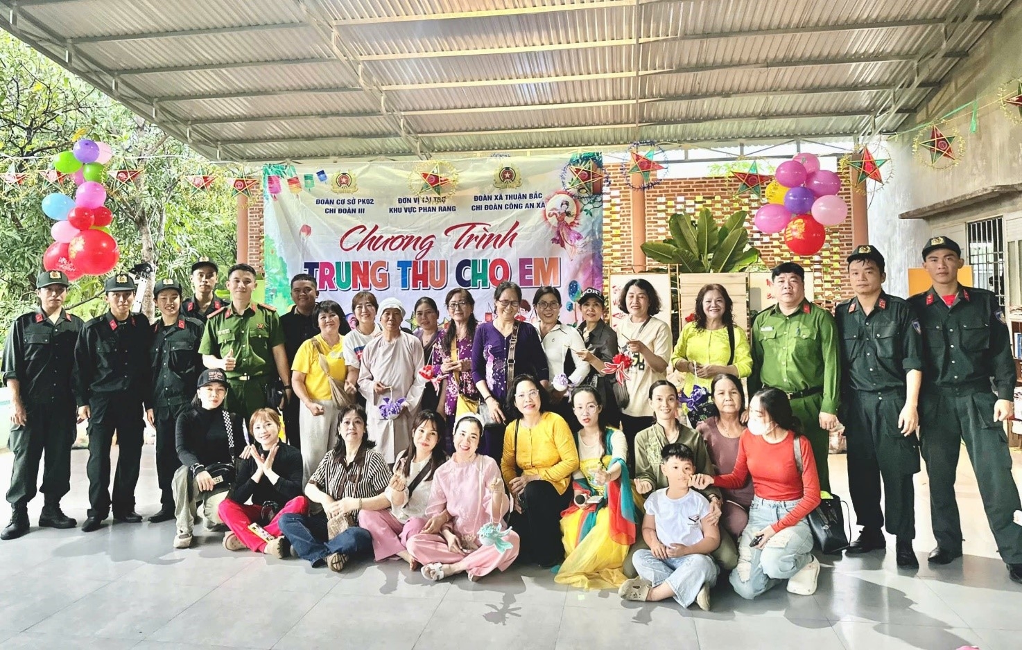 Phòng Cảnh sát cơ động tổ chức trung thu cho em