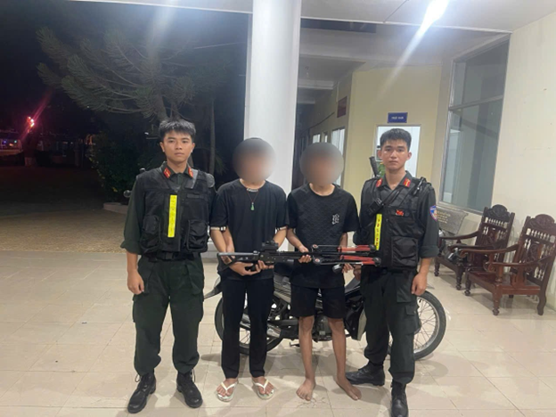 Lực lượng Cảnh sát cơ động tuần tra kiểm soát phát hiện 02 đối tượng tàng trữ súng tự chế nguy hiểm