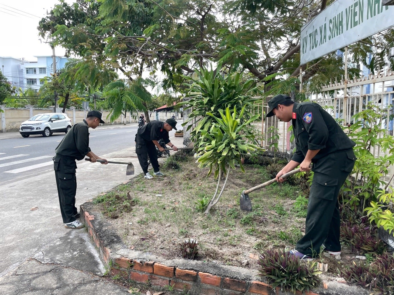 Phòng Cảnh sát cơ động tổ chức cho đoàn viên tham gia ngày thứ sáu xanh.