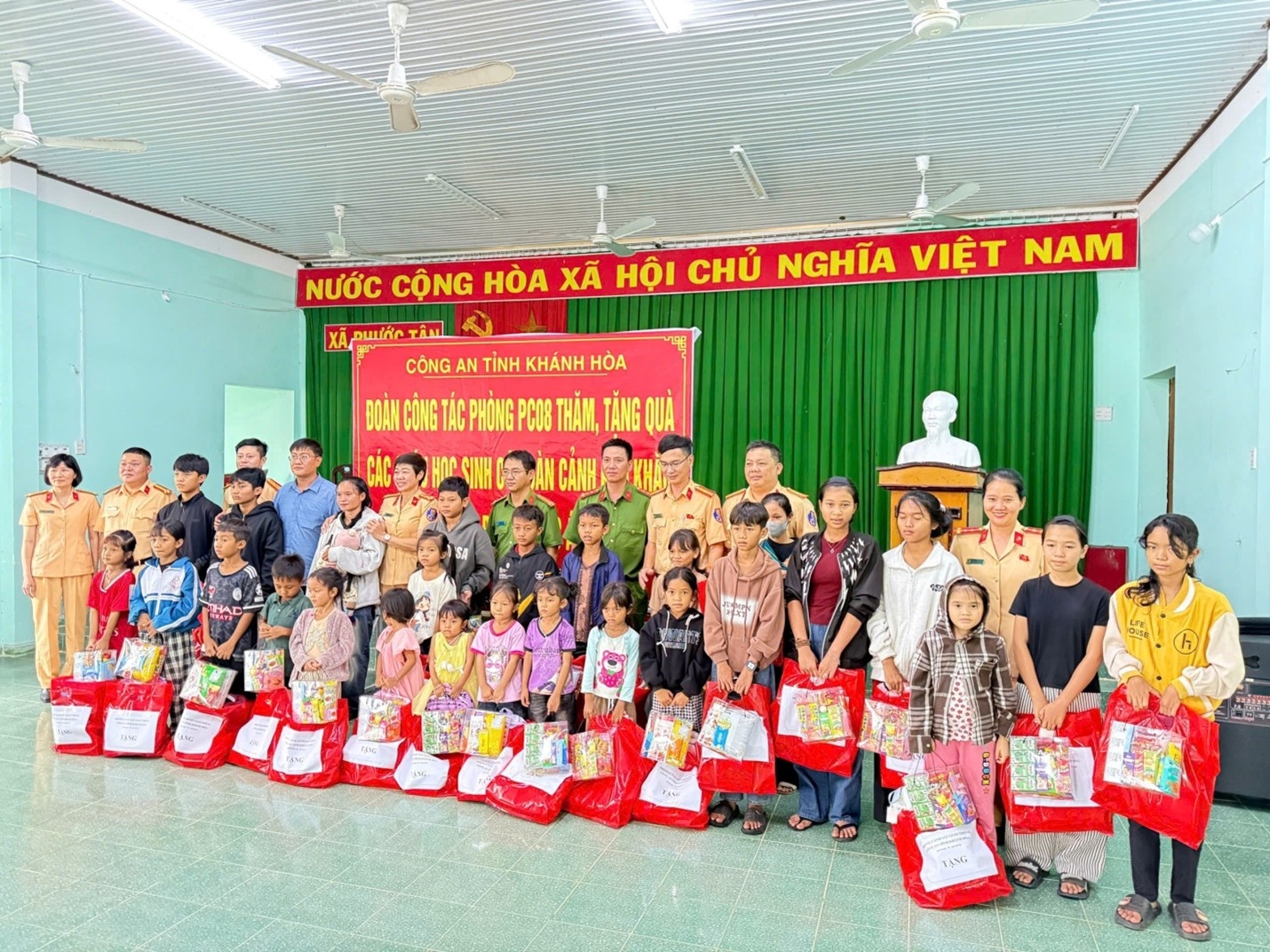 Chung tay lan tỏa yêu thương với những hoàn cảnh khó khăn  tại xã Bác Ái Tây
