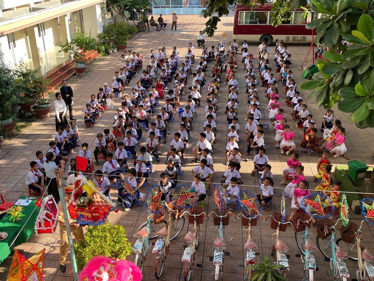 Phòng cảnh sát giao thông Công an tỉnh Khánh Hoà mang tết trung thu đến với các em học sinh miền núi