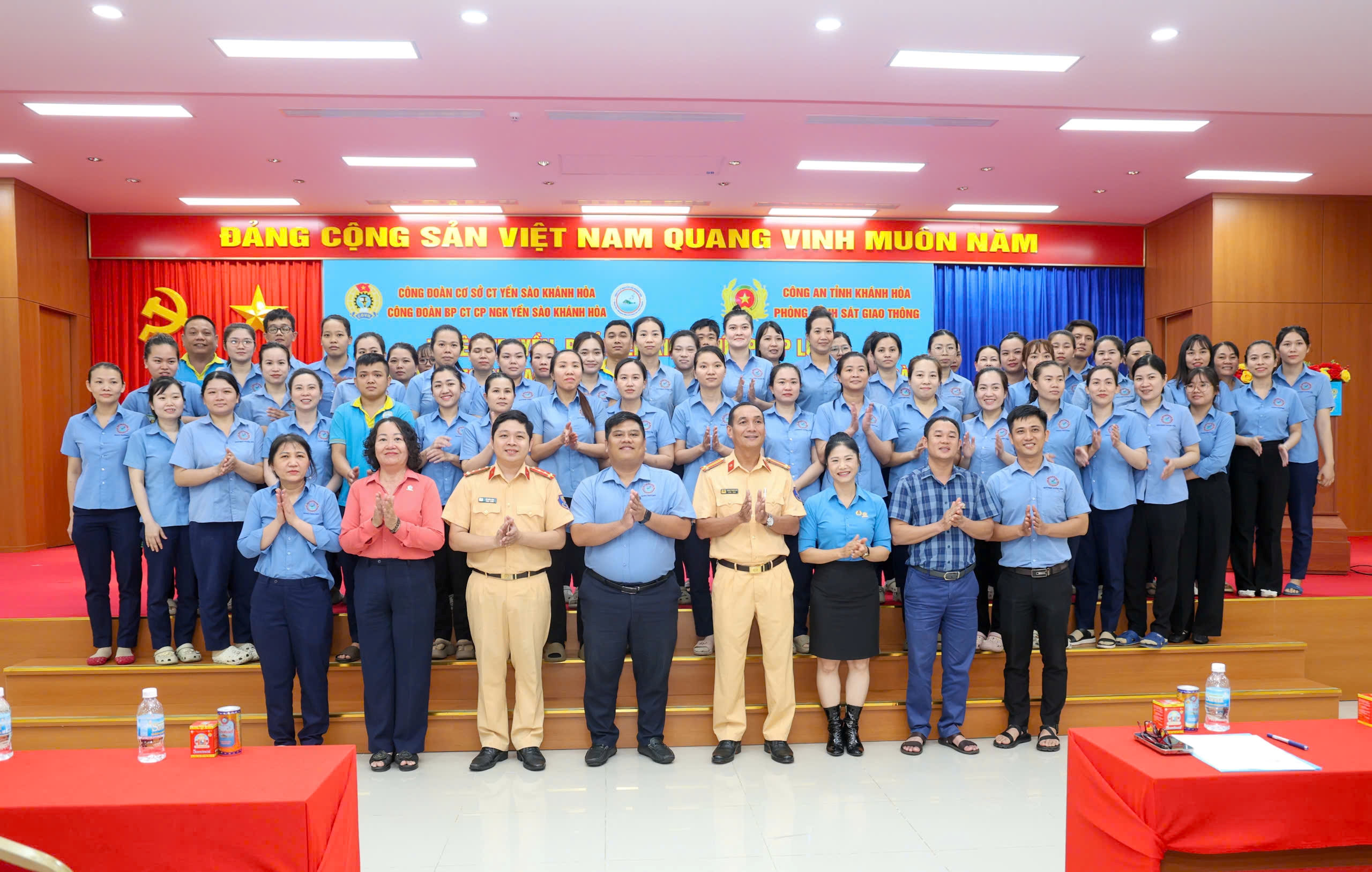 Tuyên truyền, phổ biến kiến thức về an toàn giao thông cho cán bộ, công nhân viên Công đoàn cơ sở Công ty Yến sào Khánh Hoà