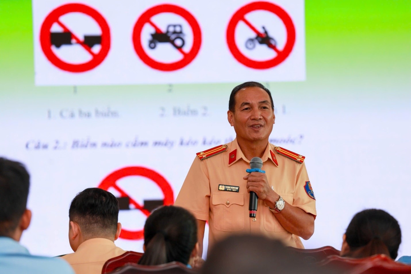 Tuyên truyền an toàn giao thông cho cán bộ công nhân viên công ty cổ phần nước giải khát Sanest Khánh Hòa