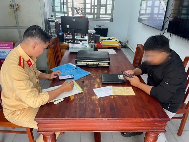 Xử phạt lái xe dịch vụ đi ngược chiều  trên đại lộ Nguyễn Tất Thành