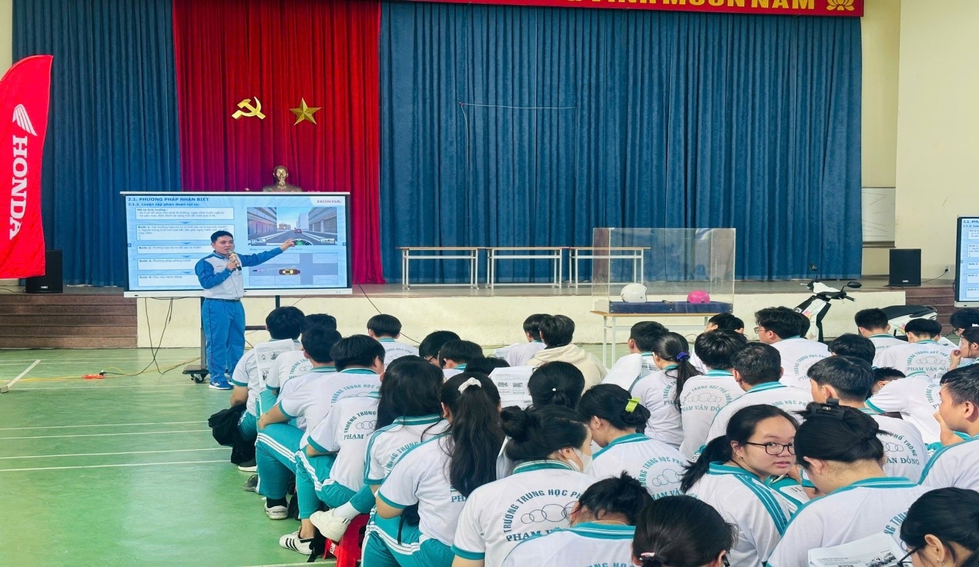 Tập huấn kiến thức pháp luật về trật tự an toàn giao thông và kỹ năng lái xe an toàn cho học sinh trường THPT Phạm Văn Đồng