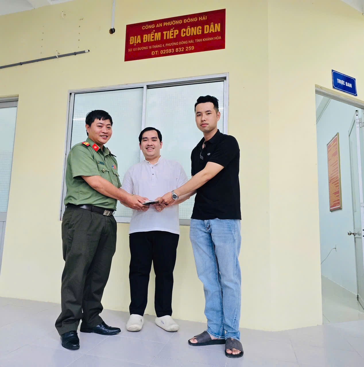 Công an phường Đông Hải trao trả tài sản bị đánh rơi cho công dân Việt Nam định cư ở nước ngoài