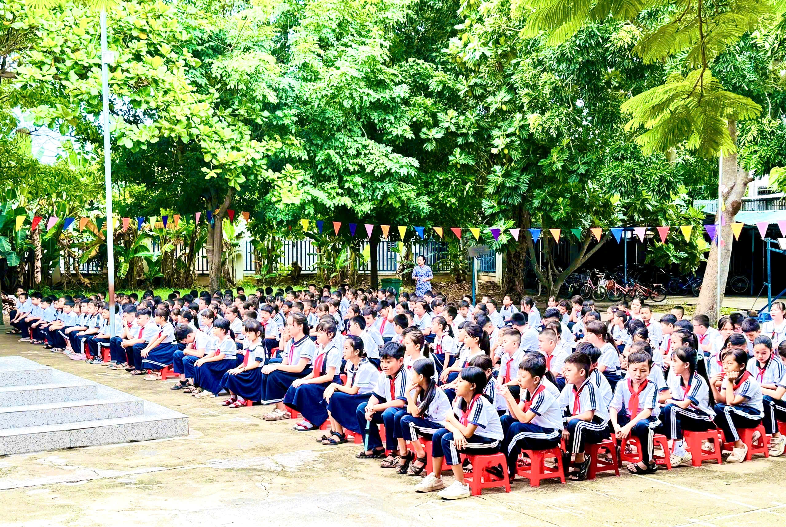 Công an phường Đô Vinh tuyên truyền an toàn giao thông tại trường tiểu học Nhơn Sơn