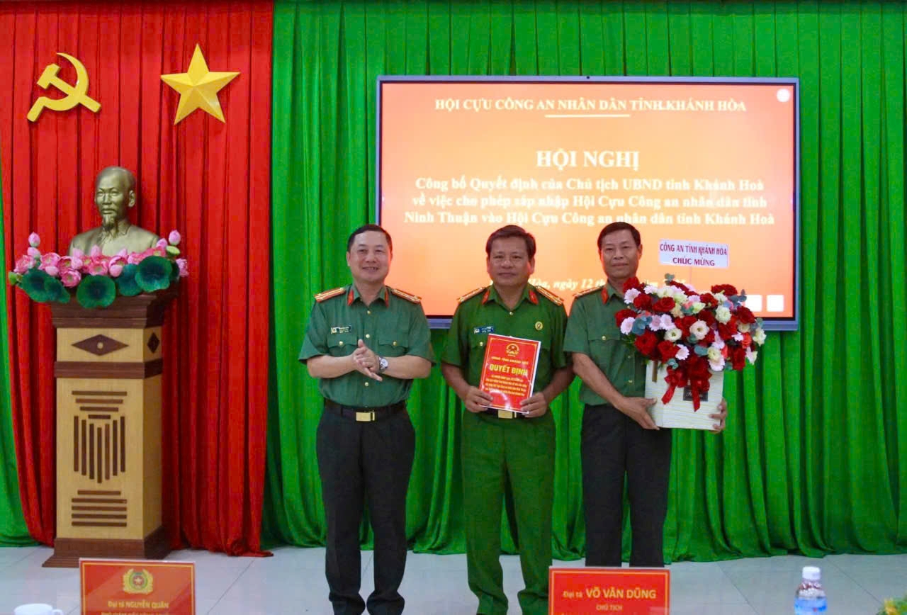 Công bố Quyết định của Ủy ban nhân dân tỉnh Khánh Hòa về việc cho phép sáp nhập Hội Cựu Công an nhân dân Ninh Thuận vào Hội Cựu Công an nhân dân Khánh Hòa.