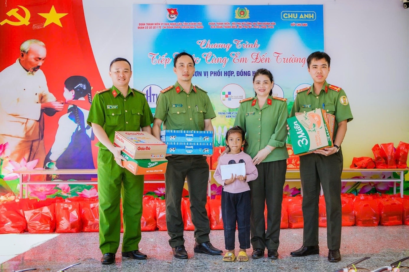Phòng Hậu cần, Công an tỉnh Khánh Hòa: Tổ chức Chương trình  thăm, tặng quà, nhận đỡ đầu “Em nuôi của Đoàn, của Hội”