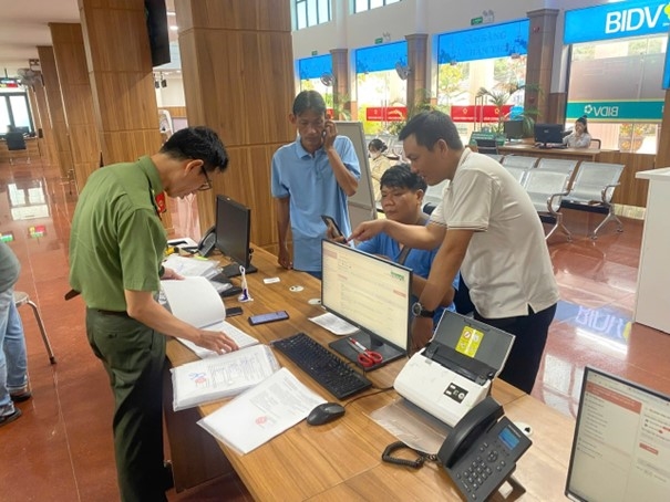 Tổ chức đánh giá sự hài lòng về thực hiện công tác cải cách hành chính qua ứng dụng VNeID về công tác cấp phiếu lý lịch tư pháp.