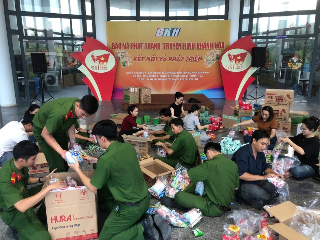 Tổ chức chương trình “Vầng trăng yêu thương” cho học sinh Trường Tiểu học Ninh Bình tại xã Tân Định