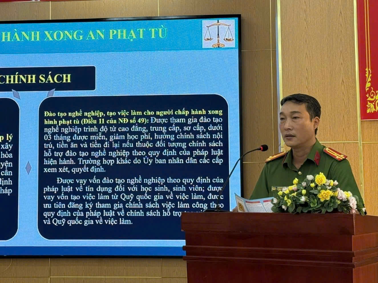 Cơ quan thi hành án hình sự Công an tỉnh Khánh Hòa tổ chức tuyên truyền tái hòa nhập cộng đồng cho người chấp hành xong án án phạt tù, người được đặc xá năm 2025 tại phường Nam Nha Trang