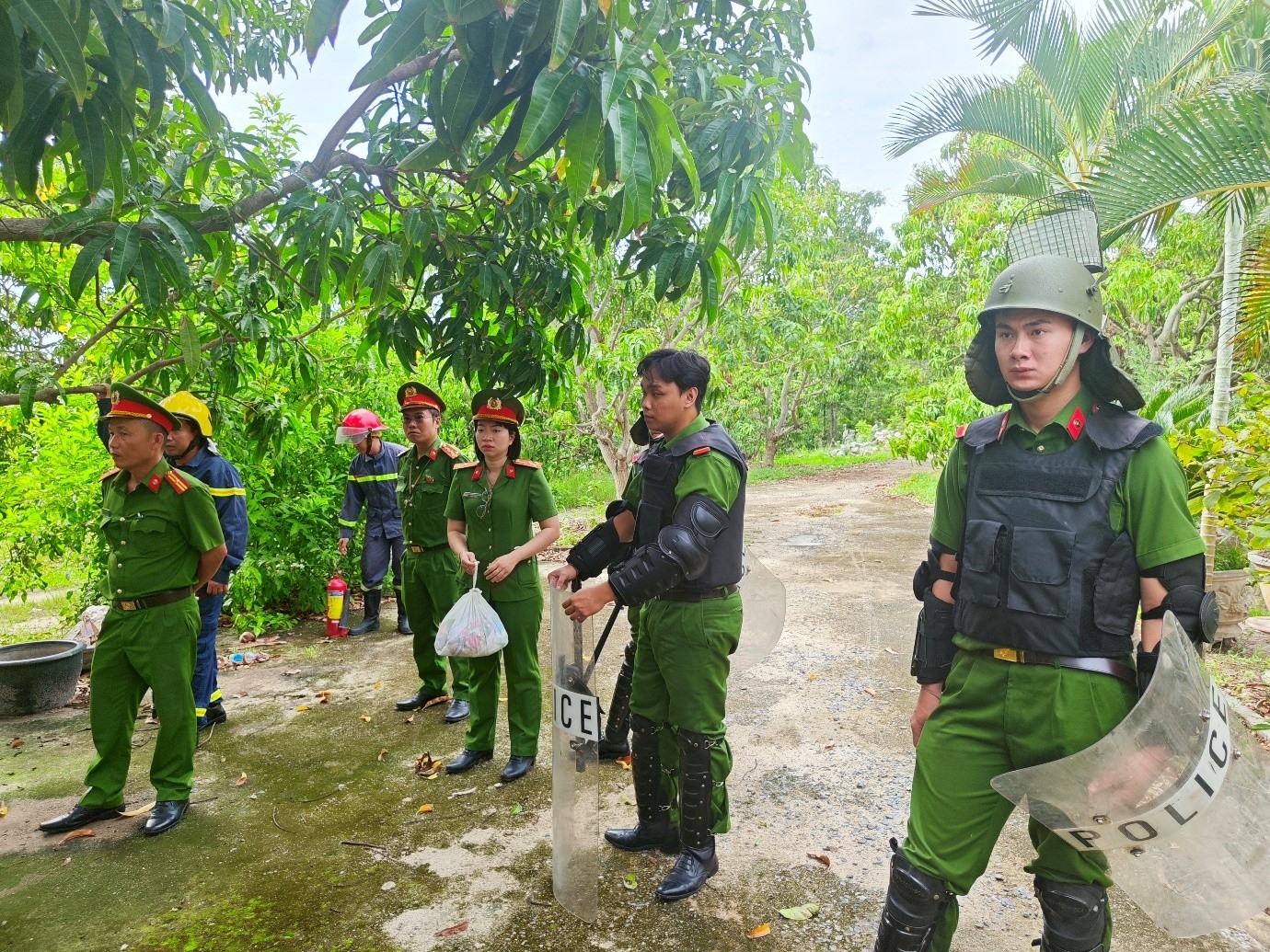 Phòng Cảnh sát Thi hành án hình sự và Hỗ trợ tư pháp bảo vệ cưỡng chế và hỗ trợ bàn giao tài sản cho người thi hành án ở xã Cam Lâm