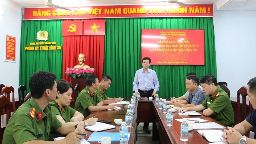 Phòng Kỹ thuật hình sự Công an tỉnh Khánh Hòa làm việc với Đoàn kiểm tra Viện pháp y Quốc gia