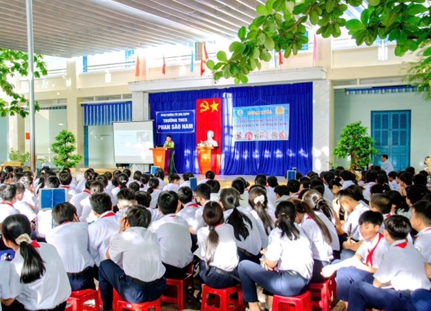 Ngoại khóa tuyên truyền phòng, chống tác hại thuốc lá điện tử và ma túy trong học đường tại trường THCS Phan Sào Nam