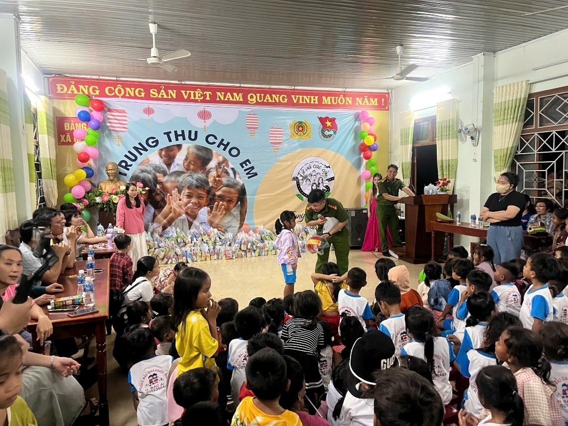 Công an xã Mỹ Sơn tổ chức tết trung cho thiếu nhi trên địa bàn xã
