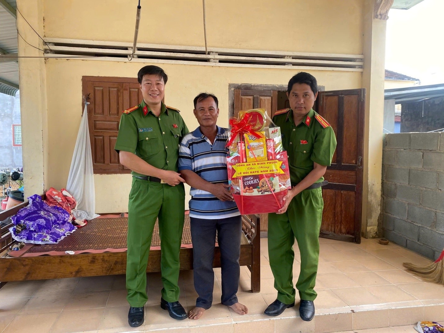 Công an xã Ninh Phước thăm,  tặng quà lực lượng an ninh cơ sở là đồng bào chăm nhân dịp lễ hội Ka tê năm 2025