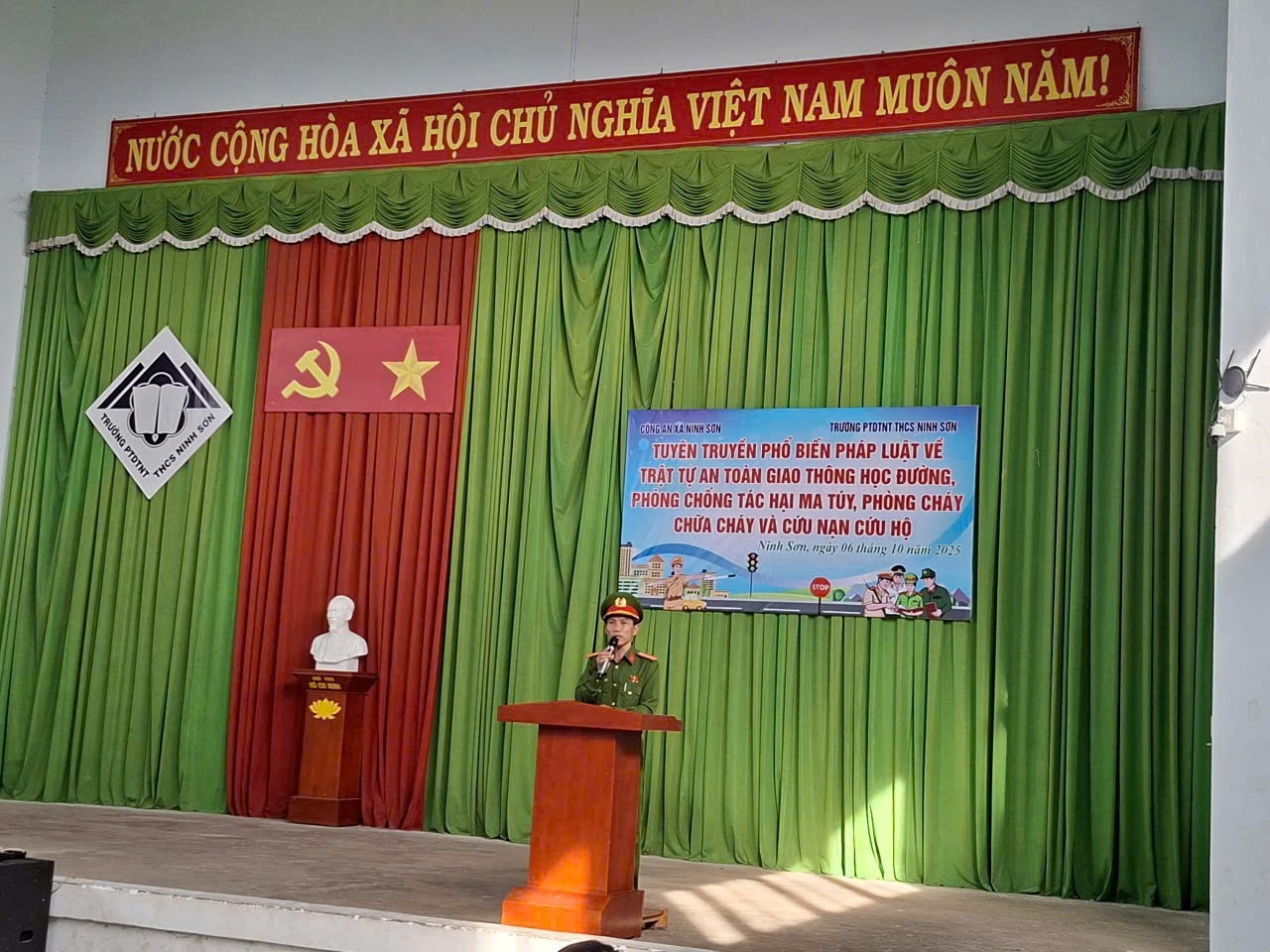 Công an xã Ninh Sơn tuyên truyền pháp luật và tặng quà nhân dịp tết trung thu năm 2025 tại trường phổ thông dân tộc nội trú trung học cơ sở Ninh Sơn