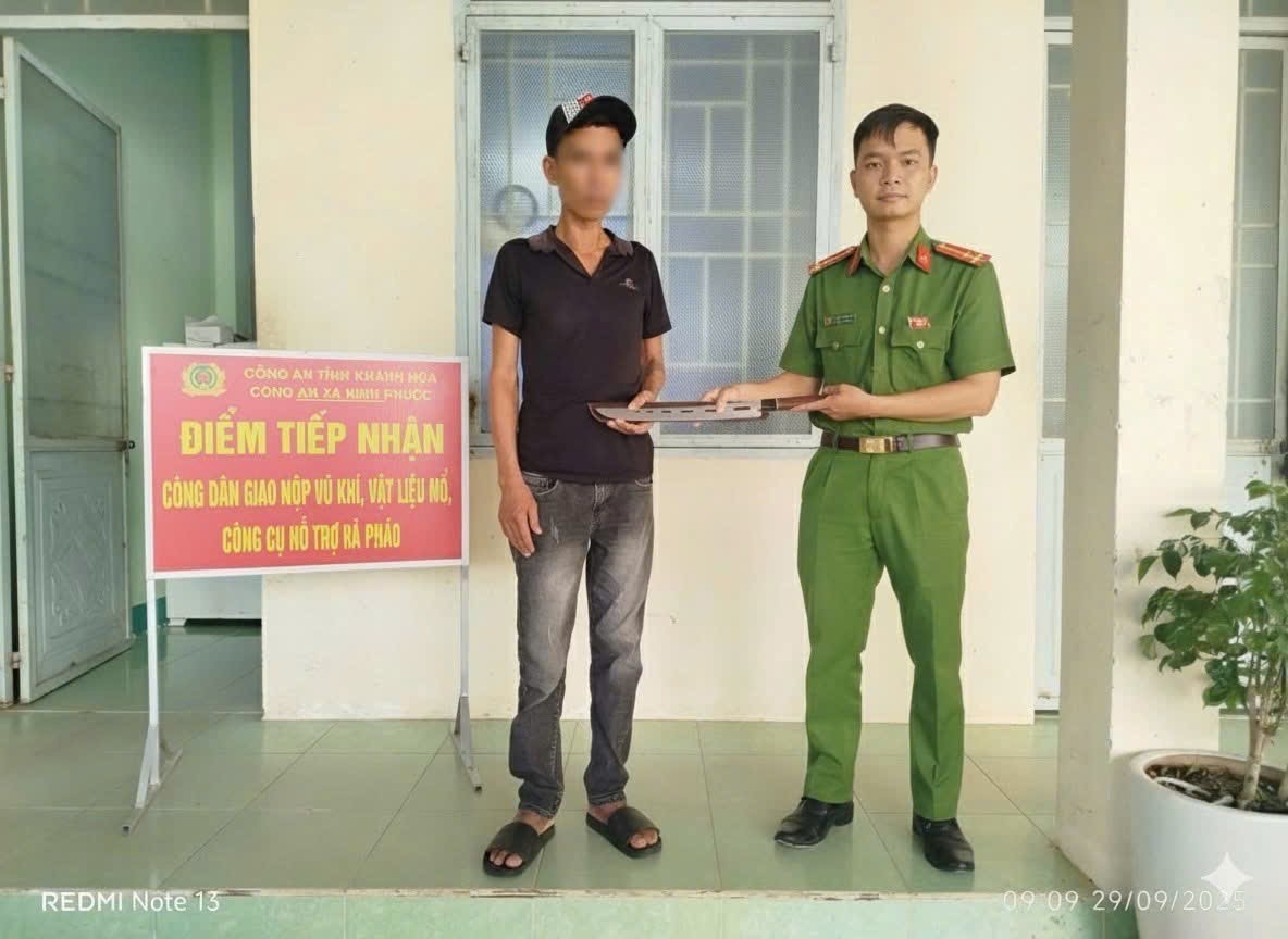 Công an xã Ninh Phước tích cực vận động nhân dân giao nộp vũ khí, vật liệu nổ, công cụ hỗ trợ và pháo