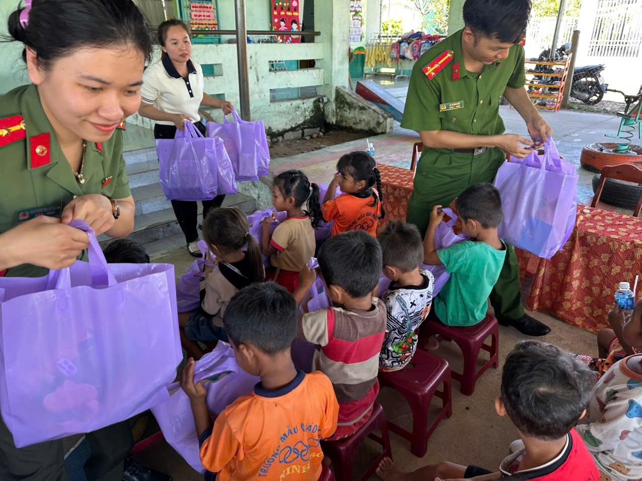 Công an xã Ninh Sơn: Tặng quà mừng tết Trung thu tại xã Ninh Sơn