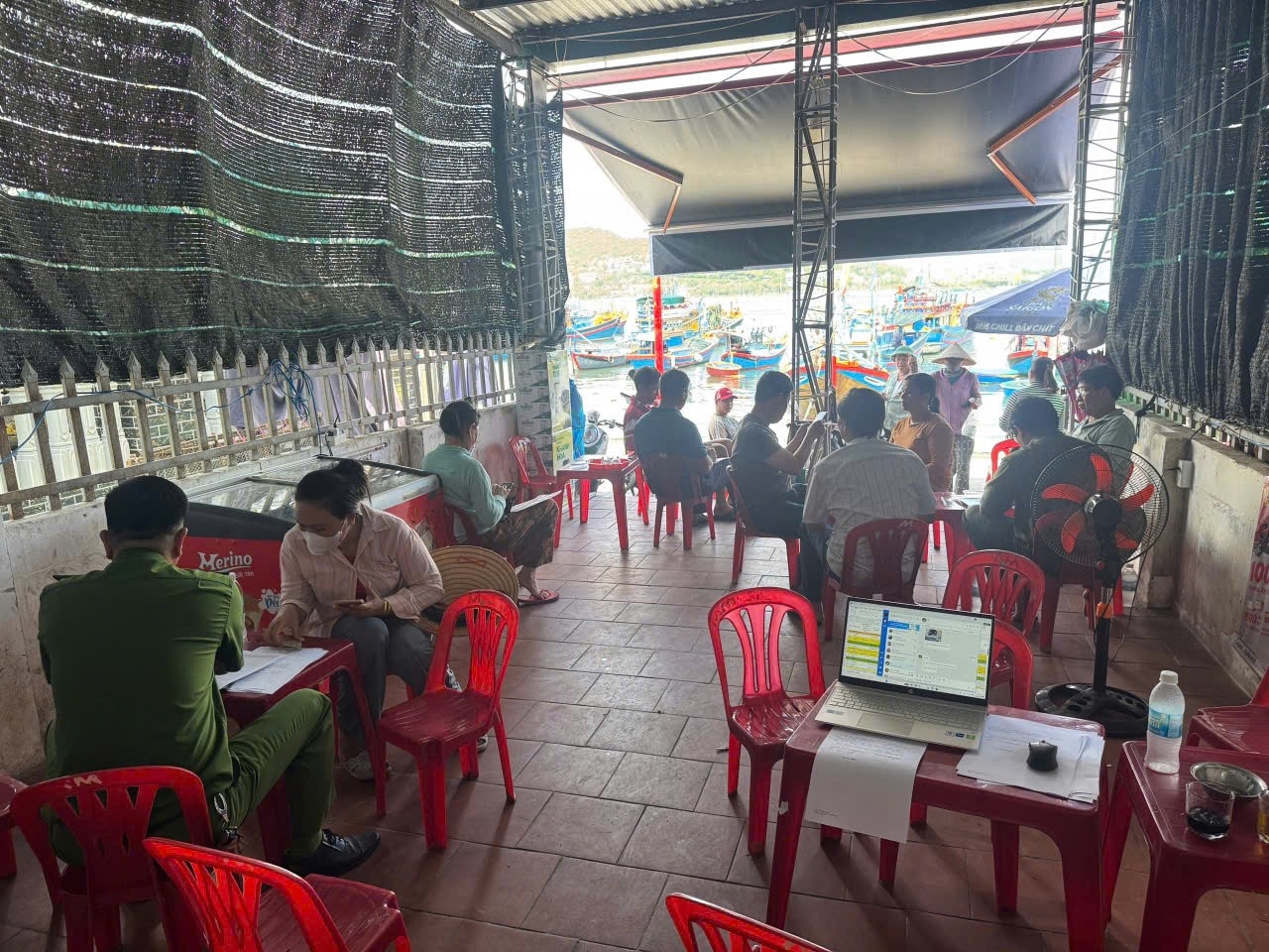 Cán bộ công an phường Nha Trang hưởng ứng tuần cao điểm thực hiện công tác chống khai thác IUU trên địa bàn